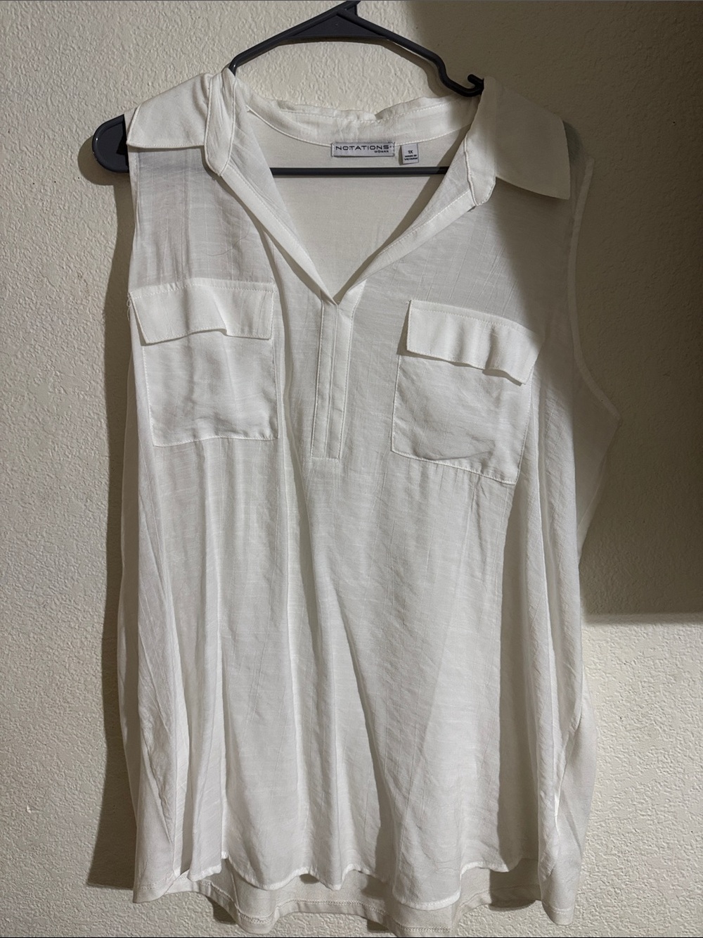 Notations White Sleeveless Collared V-Neck Tunic